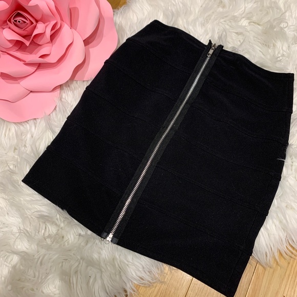 Mini skirt with zipper at back - Picture 2 of 2